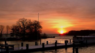 Stressfrei - Bild eines Stegs im Sonnenuntergang