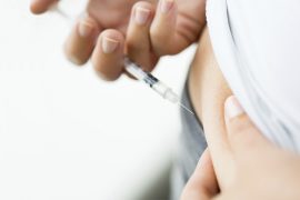 Diabetes: Person sticht Spritze in Bauch