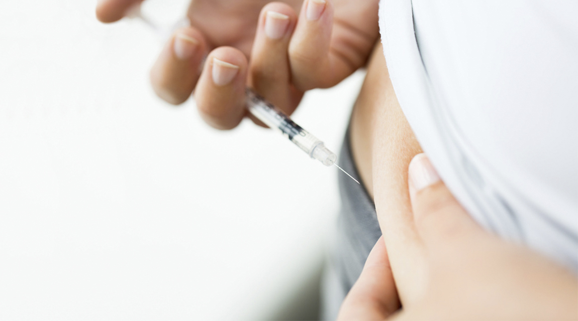 Diabetes: Person sticht Spritze in Bauch