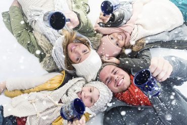 Glückliche Familie mit Kindern im Winter