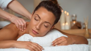 attraktive Frau entspannt bei Massage