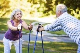 Gelenkbeschwerden: Sportliche ältere Menschen beim Nordic-Walking