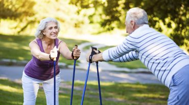 Gelenkbeschwerden: Sportliche ältere Menschen beim Nordic-Walking