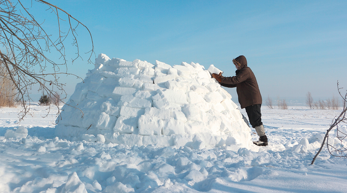 Leben wie die Eskimo oder Inuit - Ein Mann baut ein Iglu