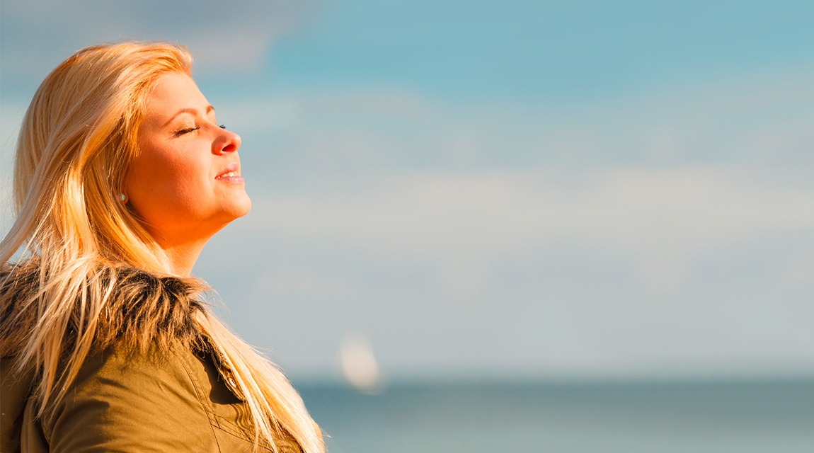 Vitamin D: Frau genießt Sonnenschein