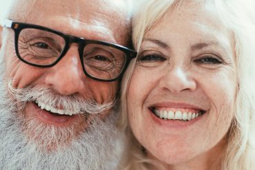 Zahnpflege: Zähne zeigen auch im Alter