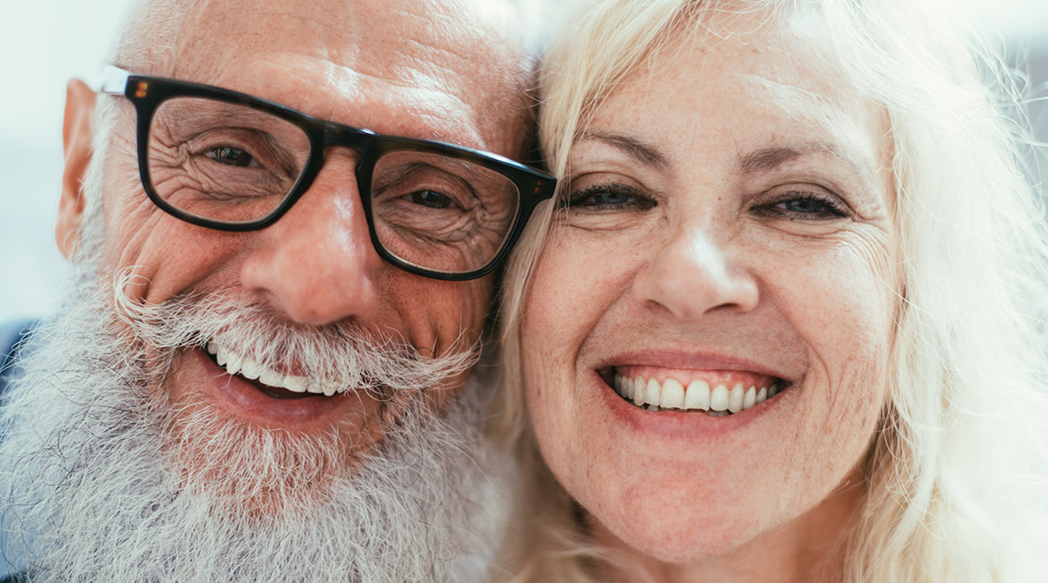 Zahnpflege: Zähne zeigen auch im Alter