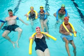Sport im Alter: Sechs Personen beim Schwimmen