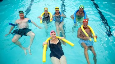 Sport im Alter: Sechs Personen beim Schwimmen