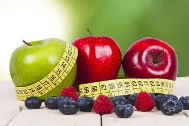 Abnehmen ohne Jo-jo-Effekt - Früchte mit Maßband