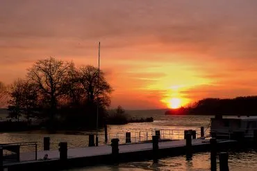 Stressfrei - Bild eines Stegs im Sonnenuntergang