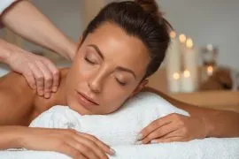 attraktive Frau entspannt bei Massage