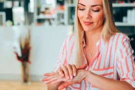 Trockene Hände eincremen