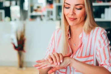 Trockene Hände eincremen