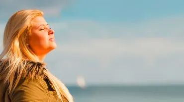 Vitamin D: Frau genießt Sonnenschein