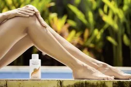 Selbstbräuner wird auf Beine aufgetragen