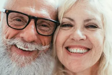 Zahnpflege: Zähne zeigen auch im Alter