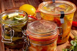 Beispiel für Einkochen: 3 Einmachgläser mit Gemüse