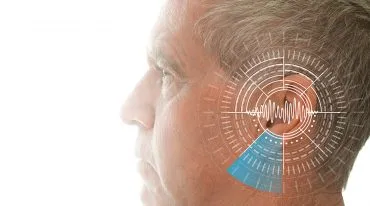 Bin ich schwerhörig? Simulierte Soundwellen am Ohr eines älteren Mannes