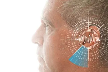 Bin ich schwerhörig? Simulierte Soundwellen am Ohr eines älteren Mannes