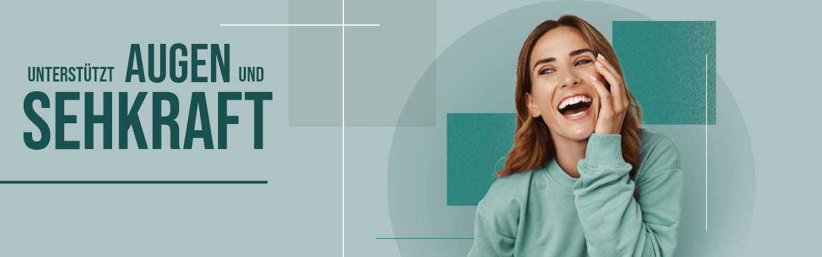 Frau fasst sich lachend an die Wange in einem blauen Pullover