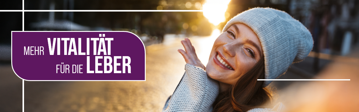 Eine Frau hält ihren Kopf schräg und lächelt. Oben steht der Text 