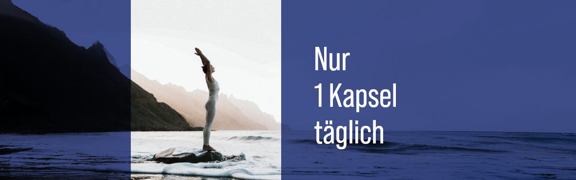 Frau streckt Arme in die Luft, auf einem Stein an der Küste stehend. Auf blauen Hintergrund steht der Text 