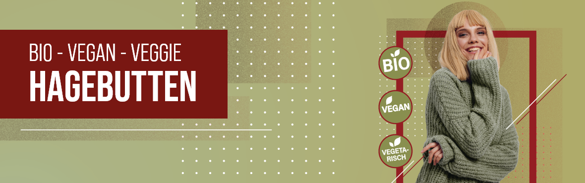 Blonde Frau lächelnd im Wollpullover