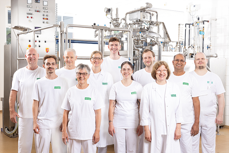 Mitarbeiter der Kosmetikproduktion